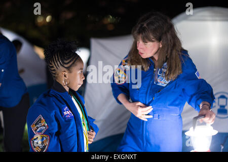 La Première Dame a accueilli la toute première Maison Blanche Campout avec cinquante quatrième grade Girl Scouts dans le cadre de l'Let's Move ! L'initiative de l'extérieur, le mardi 30 juin 2015 à Washington, DC. Les télescopes de la NASA a fourni et a dirigé une activité de l'observation des étoiles avec des scientifiques et de l'astronaute Cady Coleman en présence. Banque D'Images