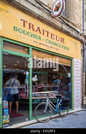 Boucher charcutier typique ou de boucherie dans l'Isle-sur-la-Sorgue, en Provence, France Banque D'Images