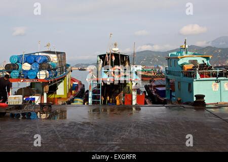 La location de bateaux de pêche par le marché aux poissons, sur l'île de Cheung Chou, Hong Kong. Banque D'Images