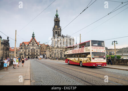 Double Decker bus pour touristes, Theaterplatz, Place du Théâtre, Dresde, Saxe, Allemagne, Europe Banque D'Images