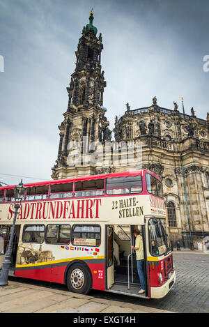 Double Decker bus pour touristes, Theaterplatz, Place du Théâtre, Dresde, Saxe, Allemagne, Europe Banque D'Images