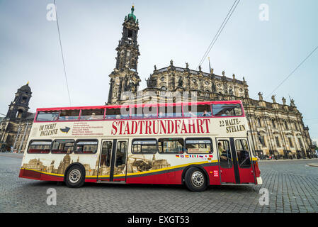 Double Decker bus pour touristes, Theaterplatz, Place du Théâtre, Dresde, Saxe, Allemagne, Europe Banque D'Images