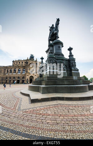 Statue équestre du roi de Saxe Johann sur la place du théâtre de Dresde, Allemagne, Europe Banque D'Images