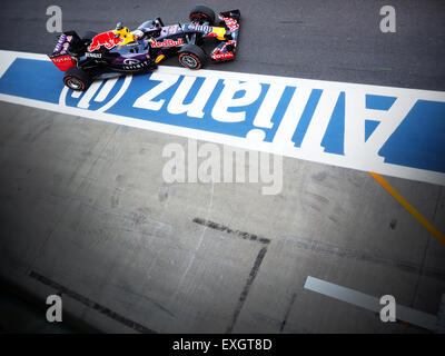 Daniel Ricciardo de Red Bull Racing quitte les stands lors d'une session à la pratique 2015 F1 Grand Prix de Grande-Bretagne Banque D'Images