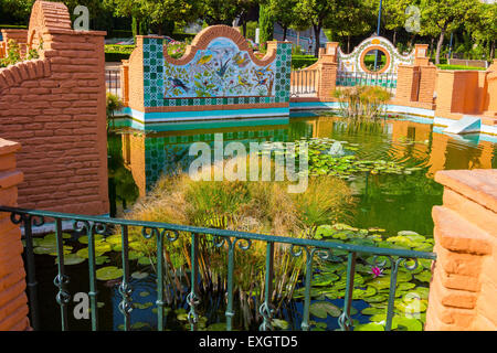 Nice style andalou étang dans le parc de Malaga, Espagne Banque D'Images