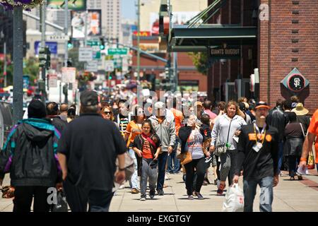 Giants de San Francisco la marche des fans du jeu. Banque D'Images