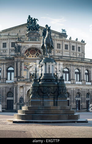 Statue équestre du roi de Saxe Johann sur la place du théâtre de Dresde, Allemagne, Europe Banque D'Images