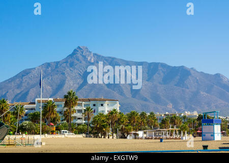 Plage avec des montagnes derrière à Puerto Banus, Malaga, Espagne Banque D'Images