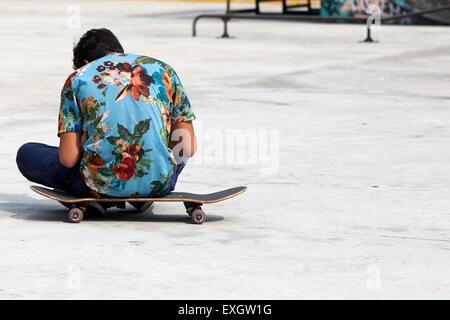 La planche à roulettes dans le SCAPE Skate Park, à Singapour. Banque D'Images