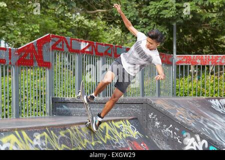 Jeune homme oriental dans le Skate Skate Park SCAPE, Singapour. Banque D'Images