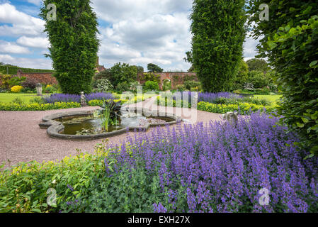 Le jardin clos à Arley Hall dans le Cheshire. Nepeta et Alchemilla floraison autour d'une fontaine et bassin ornemental. Banque D'Images