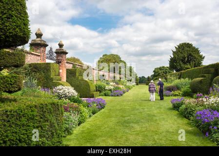 Un elderley woman admirer les célèbres Frontières herbacées double à Arley Hall dans le Cheshire. Banque D'Images