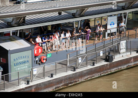 Les personnes en attente sur un bateau de croisière sur la Tamise à Londres Royaume-uni Pier Banque D'Images