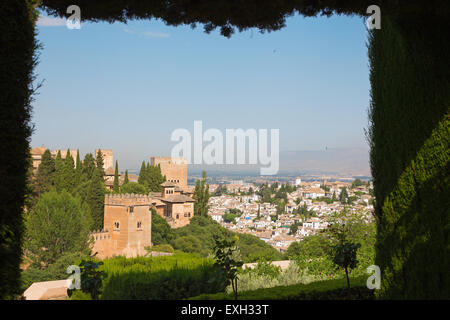 Grenade - les perspectives sur l'Alhambra depuis les jardins du Generalife. Banque D'Images