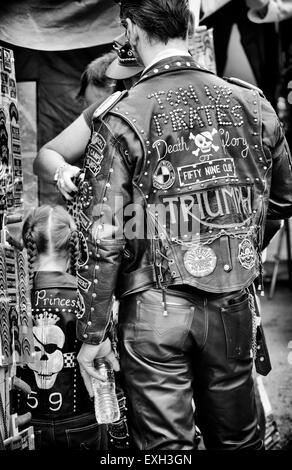 Rockers blousons de cuir couvert de clous, patchs et insignes. Tonne Jour, Jacks Hill Cafe, Northamptonshire, en Angleterre. Monochrome Banque D'Images