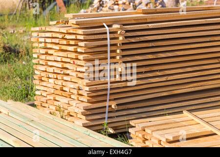 Des planches de bois de toit de maison construction. Planches en bois située dans la cour. Banque D'Images