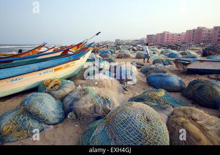 Bateaux et filets de pêche en bois sur la plage de Chennai, Inde Banque D'Images