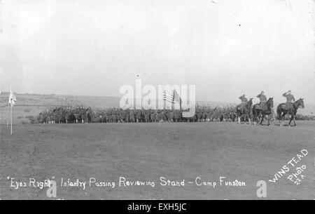 10e Division d'infanterie droit d'examen, les yeux passant en revue Stand 1 Banque D'Images