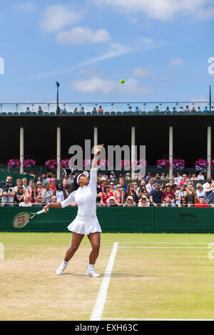 Serena Williams se réchauffe son service sur le tribunal No 5 pendant le tournoi de Wimbledon 2015 Banque D'Images