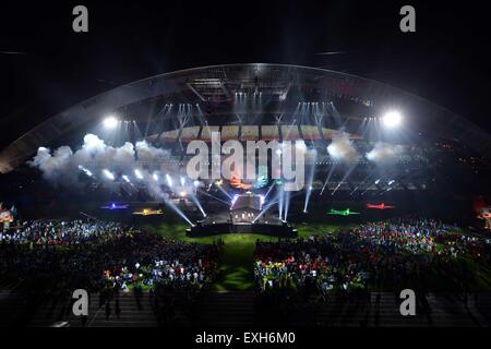 Gwangju, Corée du Sud. 14 juillet, 2015. Les artistes interprètes ou exécutants effectuer lors de la cérémonie de clôture à l'Universiade d'été 2015 Gwangju World Cup Stadium à Gwangju, Corée du Sud, le 14 juillet 2015. © Li Jundong/Xinhua/Alamy Live News Banque D'Images