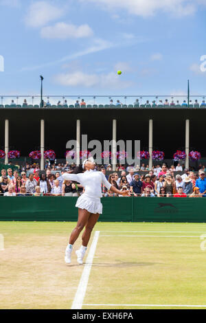 Serena Williams se réchauffe son service sur le tribunal No 5 pendant le tournoi de Wimbledon 2015 Banque D'Images