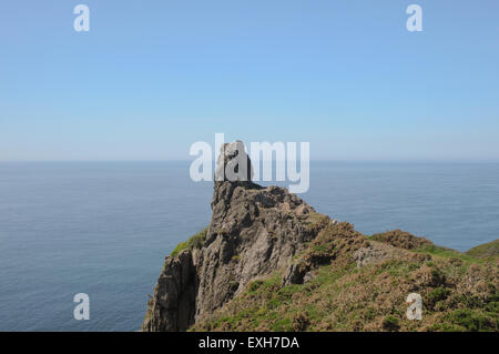 Éperon rocheux sur le chemin côtier du sud-ouest, près de Salcombe, sur la côte sud du Devon, England, UK Banque D'Images