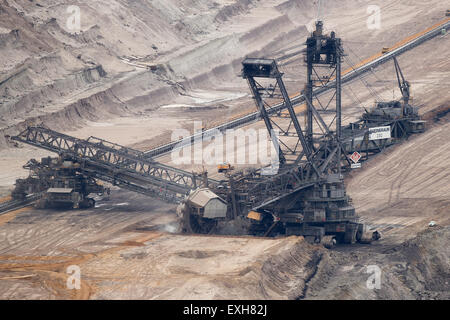 Elsdorf, Allemagne. 14 juillet, 2015. Un godet excavateur est représentée dans l'Hambach brown à ciel ouvert mine de charbon en Elsdorf, Allemagne, 14 juillet 2015. Entreprise d'électricité allemand RWE va convertir 10 à 15 pour cent moins de charbon brun en électricité d'ici la fin de la décennie. Photo : MARIUS BECKER/dpa/Alamy Live News Banque D'Images