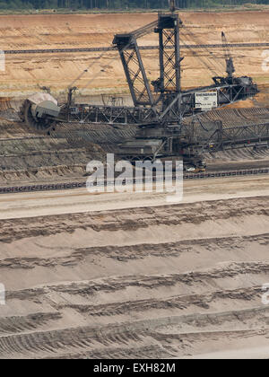 Elsdorf, Allemagne. 14 juillet, 2015. Un godet excavateur est représentée dans l'Hambach brown à ciel ouvert mine de charbon en Elsdorf, Allemagne, 14 juillet 2015. Entreprise d'électricité allemand RWE va convertir 10 à 15 pour cent moins de charbon brun en électricité d'ici la fin de la décennie. Photo : MARIUS BECKER/dpa/Alamy Live News Banque D'Images