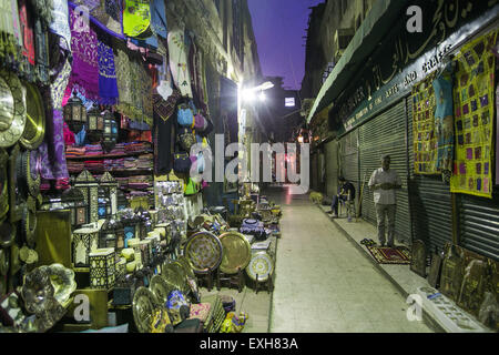 Le Caire, Égypte. 20 Juin, 2015. Un égyptien prie par son magasin dans le marché de l'Khan-Halili exceptionnellement tranquille dans le Caire islamique, l'Egypte, le 20 juin 2015. Lorsque les musulmans pause rapide et avoir l'iftar comme coucher de soleil, Le Caire, un tumulte metropolitan avec près de 20 millions d'habitants, voit un rare moment de calme et tranquille pendant le mois sacré du Ramadan. © Cui Xinyu/Xinhua/Alamy Live News Banque D'Images