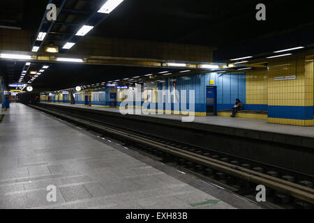 Le Caire, Égypte. 25 Juin, 2015. Une femme égyptienne attend que le métro sur une plate-forme vide dans une station de métro au Caire, Égypte, 25 juin, 2015. Lorsque les musulmans pause rapide et avoir l'iftar comme coucher de soleil, Le Caire, un tumulte metropolitan avec près de 20 millions d'habitants, voit un rare moment de calme et tranquille pendant le mois sacré du Ramadan. © Cui Xinyu/Xinhua/Alamy Live News Banque D'Images