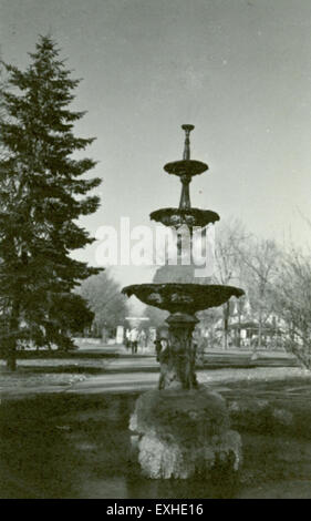 Cette photographie montre la fontaine glacée d'Adelphian au Goshen College à Goshen, Indiana, un point de repère important sur le campus du collège. La fontaine d'eau gelée capture le changement saisonnier et l'esthétique du campus. Banque D'Images