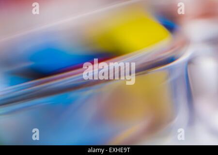 Résumé fond de couleur reflets dans vase en verre épais. Résumé fond macro Banque D'Images