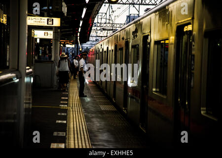 Le personnel de la station, la station de Sasaduka,Shibuya-Ku,Tokyo, Japon Banque D'Images