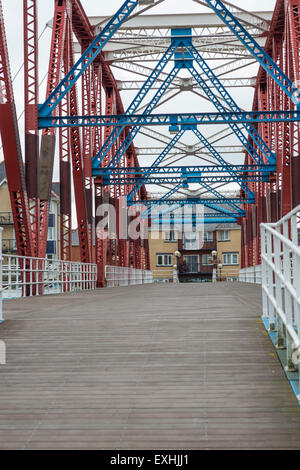 Pont au-dessus de quais à Salford Quays, Manchester, UK Banque D'Images