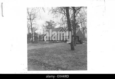Une nouvelle maison à Goshen, Indiana, représente une architecture moderne conçue pour répondre aux besoins de la vie contemporaine. Ce bâtiment résidentiel allie fonctionnalité et attrait esthétique dans une banlieue en pleine croissance. Banque D'Images