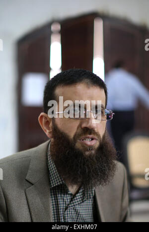 Jénine, en Cisjordanie, en territoire palestinien. 14 juillet, 2015. Peuple palestinien Khader Adnan parle aux médias dans le village d'Arrabeh près de Djénine le 14 juillet 2015. La police israélienne a dit qu'ils ont arrêté de nouveau, Adnan juste un jour après qu'il a été libéré de détention israéliens. La police a déclaré Adnan a été arrêté lundi dans la vieille ville de Jérusalem parce qu'il n'avait pas permis d'être un Israélien dans la région. Il a été détenu en tant que la foule des fidèles musulmans ont été visiter Jérusalem pour une nuit sainte musulmane © Ahmad Talat/APA/Images/fil ZUMA Alamy Live News Banque D'Images