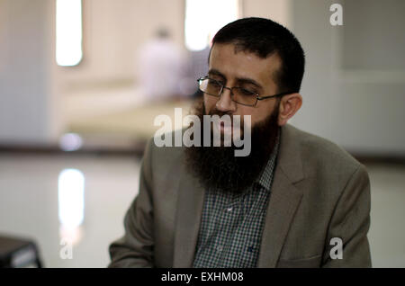 Jénine, en Cisjordanie, en territoire palestinien. 14 juillet, 2015. Peuple palestinien Khader Adnan parle aux médias dans le village d'Arrabeh près de Djénine le 14 juillet 2015. La police israélienne a dit qu'ils ont arrêté de nouveau, Adnan juste un jour après qu'il a été libéré de détention israéliens. La police a déclaré Adnan a été arrêté lundi dans la vieille ville de Jérusalem parce qu'il n'avait pas permis d'être un Israélien dans la région. Il a été détenu en tant que la foule des fidèles musulmans ont été visiter Jérusalem pour une nuit sainte musulmane © Ahmad Talat/APA/Images/fil ZUMA Alamy Live News Banque D'Images