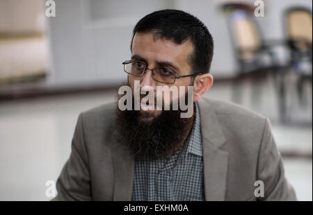 Jénine, en Cisjordanie, en territoire palestinien. 14 juillet, 2015. Peuple palestinien Khader Adnan parle aux médias dans le village d'Arrabeh près de Djénine le 14 juillet 2015. La police israélienne a dit qu'ils ont arrêté de nouveau, Adnan juste un jour après qu'il a été libéré de détention israéliens. La police a déclaré Adnan a été arrêté lundi dans la vieille ville de Jérusalem parce qu'il n'avait pas permis d'être un Israélien dans la région. Il a été détenu en tant que la foule des fidèles musulmans ont été visiter Jérusalem pour une nuit sainte musulmane © Ahmad Talat/APA/Images/fil ZUMA Alamy Live News Banque D'Images