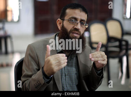 Jénine, en Cisjordanie, en territoire palestinien. 14 juillet, 2015. Peuple palestinien Khader Adnan parle aux médias dans le village d'Arrabeh près de Djénine le 14 juillet 2015. La police israélienne a dit qu'ils ont arrêté de nouveau, Adnan juste un jour après qu'il a été libéré de détention israéliens. La police a déclaré Adnan a été arrêté lundi dans la vieille ville de Jérusalem parce qu'il n'avait pas permis d'être un Israélien dans la région. Il a été détenu en tant que la foule des fidèles musulmans ont été visiter Jérusalem pour une nuit sainte musulmane © Ahmad Talat/APA/Images/fil ZUMA Alamy Live News Banque D'Images