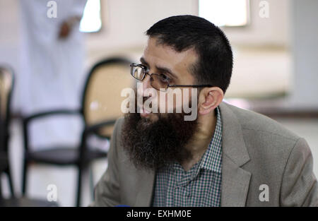 Jénine, en Cisjordanie, en territoire palestinien. 14 juillet, 2015. Peuple palestinien Khader Adnan parle aux médias dans le village d'Arrabeh près de Djénine le 14 juillet 2015. La police israélienne a dit qu'ils ont arrêté de nouveau, Adnan juste un jour après qu'il a été libéré de détention israéliens. La police a déclaré Adnan a été arrêté lundi dans la vieille ville de Jérusalem parce qu'il n'avait pas permis d'être un Israélien dans la région. Il a été détenu en tant que la foule des fidèles musulmans ont été visiter Jérusalem pour une nuit sainte musulmane © Ahmad Talat/APA/Images/fil ZUMA Alamy Live News Banque D'Images