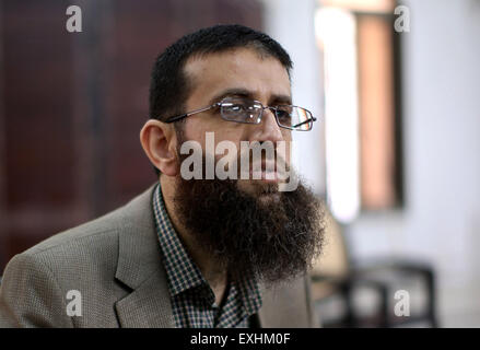 Jénine, en Cisjordanie, en territoire palestinien. 14 juillet, 2015. Peuple palestinien Khader Adnan parle aux médias dans le village d'Arrabeh près de Djénine le 14 juillet 2015. La police israélienne a dit qu'ils ont arrêté de nouveau, Adnan juste un jour après qu'il a été libéré de détention israéliens. La police a déclaré Adnan a été arrêté lundi dans la vieille ville de Jérusalem parce qu'il n'avait pas permis d'être un Israélien dans la région. Il a été détenu en tant que la foule des fidèles musulmans ont été visiter Jérusalem pour une nuit sainte musulmane © Ahmad Talat/APA/Images/fil ZUMA Alamy Live News Banque D'Images