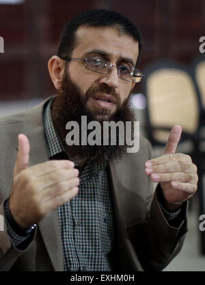 Jénine, en Cisjordanie, en territoire palestinien. 14 juillet, 2015. Peuple palestinien Khader Adnan parle aux médias dans le village d'Arrabeh près de Djénine le 14 juillet 2015. La police israélienne a dit qu'ils ont arrêté de nouveau, Adnan juste un jour après qu'il a été libéré de détention israéliens. La police a déclaré Adnan a été arrêté lundi dans la vieille ville de Jérusalem parce qu'il n'avait pas permis d'être un Israélien dans la région. Il a été détenu en tant que la foule des fidèles musulmans ont été visiter Jérusalem pour une nuit sainte musulmane © Ahmad Talat/APA/Images/fil ZUMA Alamy Live News Banque D'Images