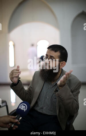 Jénine, en Cisjordanie, en territoire palestinien. 14 juillet, 2015. Peuple palestinien Khader Adnan parle aux médias dans le village d'Arrabeh près de Djénine le 14 juillet 2015. La police israélienne a dit qu'ils ont arrêté de nouveau, Adnan juste un jour après qu'il a été libéré de détention israéliens. La police a déclaré Adnan a été arrêté lundi dans la vieille ville de Jérusalem parce qu'il n'avait pas permis d'être un Israélien dans la région. Il a été détenu en tant que la foule des fidèles musulmans ont été visiter Jérusalem pour une nuit sainte musulmane © Ahmad Talat/APA/Images/fil ZUMA Alamy Live News Banque D'Images