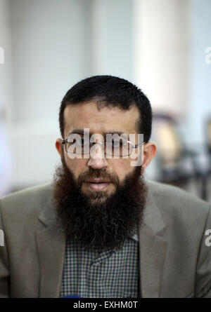 Jénine, en Cisjordanie, en territoire palestinien. 14 juillet, 2015. Peuple palestinien Khader Adnan parle aux médias dans le village d'Arrabeh près de Djénine le 14 juillet 2015. La police israélienne a dit qu'ils ont arrêté de nouveau, Adnan juste un jour après qu'il a été libéré de détention israéliens. La police a déclaré Adnan a été arrêté lundi dans la vieille ville de Jérusalem parce qu'il n'avait pas permis d'être un Israélien dans la région. Il a été détenu en tant que la foule des fidèles musulmans ont été visiter Jérusalem pour une nuit sainte musulmane © Ahmad Talat/APA/Images/fil ZUMA Alamy Live News Banque D'Images