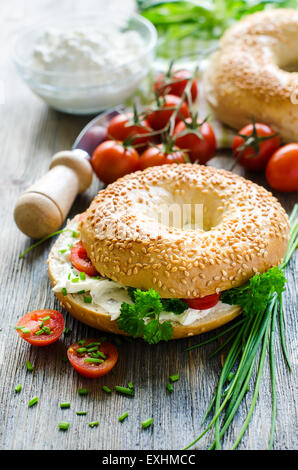 Bagels sandwiches au fromage à la crème, les tomates et la ciboulette pour collation santé Banque D'Images