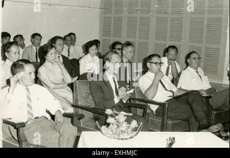 Une réunion de participants, éventuellement dans le cadre d'une conférence ou d'un événement organisé, où les individus se réunissent pour discuter de sujets spécifiques ou collaborer. L'accent est mis sur l'engagement et l'interaction entre les participants, en mettant l'accent sur l'échange d'idées ou d'informations. Banque D'Images