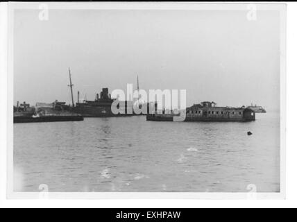 Cette peinture représente des navires amarrés dans le port de Kiel, une grande ville portuaire du nord de l'Allemagne. Le port de Kiel est un centre naval et commercial clé, offrant une vue sur les grands navires dans un cadre maritime tranquille. Banque D'Images