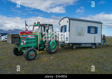 Caravane maison tirée par un tracteur agricole, dans le stationnement de l'jokulsarlon glacial lagoon, iceland Banque D'Images