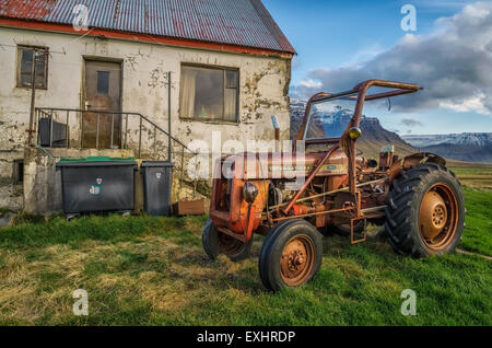 Vieux tracteur à l'avant de l'ouest de l'islande, ferme en décomposition Banque D'Images