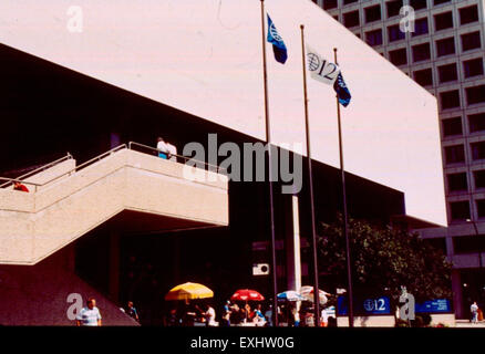 L'image montre le Centre des congrès de Winnipeg, un lieu important à Winnipeg, Manitoba, Canada, pendant la Conférence mennonite mondiale. Cet événement rassemble des communautés mennonites du monde entier, reflétant la signification culturelle et religieuse du rassemblement. Banque D'Images